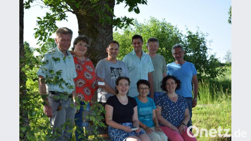 Die Bankerlpaten mit den Initiatoren (hinten von links): Bürgermeister Lothar Müller, die Vorsitzende Dorfgemeinschaft Wildenau, Susi Bittner, Adi Härtl, Wolfgang Müller, Peter Haas, der Zweite Vorsitzende des Vereinskartells, Toni Müller, sowie (vorne) Nadja Zeitler, Jugendleiterin KTZV, Maria Haas und Tina Zeitler. Bild: Tina Zeitler/exb