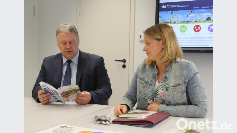 Landrat Richard Reisinger und VHS-Leiterin Julia Wolfsteiner stellten das Programm für das Herbst-Winter-Semester vor. Bild: mfh