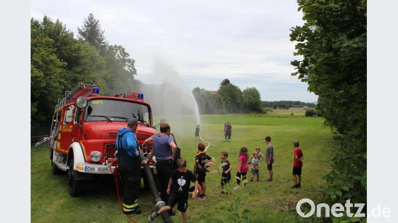 Mit der Frontpumpe saugten die Feuerwehrler Wasser aus dem Bach. Die Kinder hatten ihre Freude daran. Bild: nis