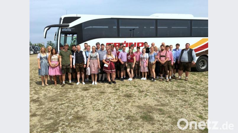 Gemeinsam machten sich Mitglieder und Freunde der JU-Ortsverbände Immenreuth und Kulmain auf den Weg nach Straubing zum Gäubodenfest. Bild: bkr