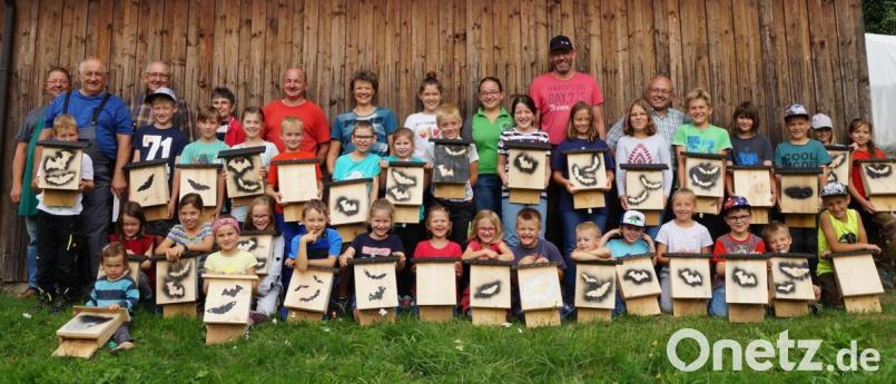 Stolz präsentierten die Kinder zusammen mit Vorstand Karl Ruhland und seinem GOV-Team ihre selbstgebastelten Fledermauskästen. Bild: weu
