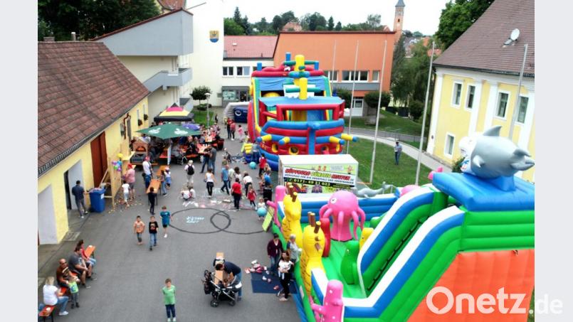 Kaum eröffnet, werden die riesigen Hüpfburgen bereits in Beschlag genommen. Bild: omu