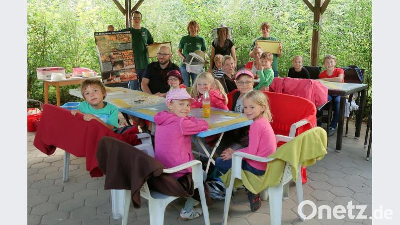 Wissenswertes über Königinnen, Drohnen, Arbeiterinnen und das Sammeln von Honig erfuhren die Kinder beim Ferienprogramm der Gemeinde Friedenfels. Der Kleintierzuchtverein traf mit dem genussvollen Nachmittag den Geschmack der Kinder. Vorsitzende Ramona Bauer (hinten rechts), Jugendleiter Johannes Tretter und Karin Dostler (hinten von links) hatten mit ihren Helfern alle Hände voll zu tun. Bild: bsc