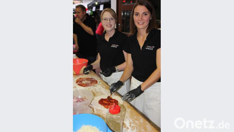 Die Pizzabäckerinnen der Feuerwehr. Bild: kro