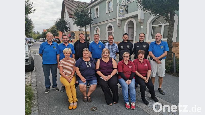 Reservisten-Vorsitzender Waldemar Hansl gratuliert beim Hoffest den besten Schützen. Bild: gz