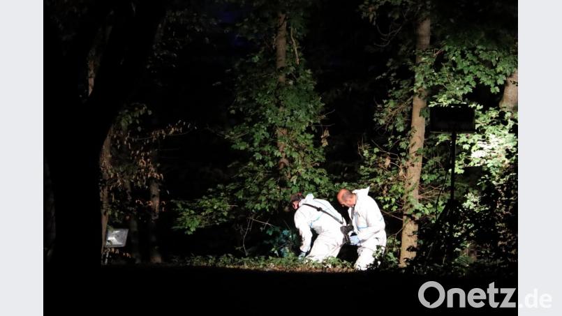 Passanten haben einen toten Mann im Gestrüpp in der Nähe der Regensburger Berufsschule gefunden. Die Polizei sichert Spuren. Bild: Alexander Auer