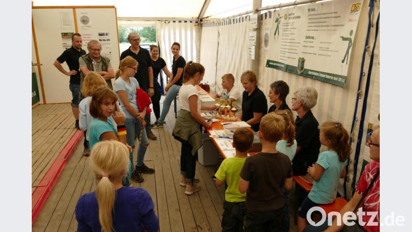 Freudestrahlend nahmen die Kinder ihre Fahrchips und Pokale entgegen. Bild: rwo
