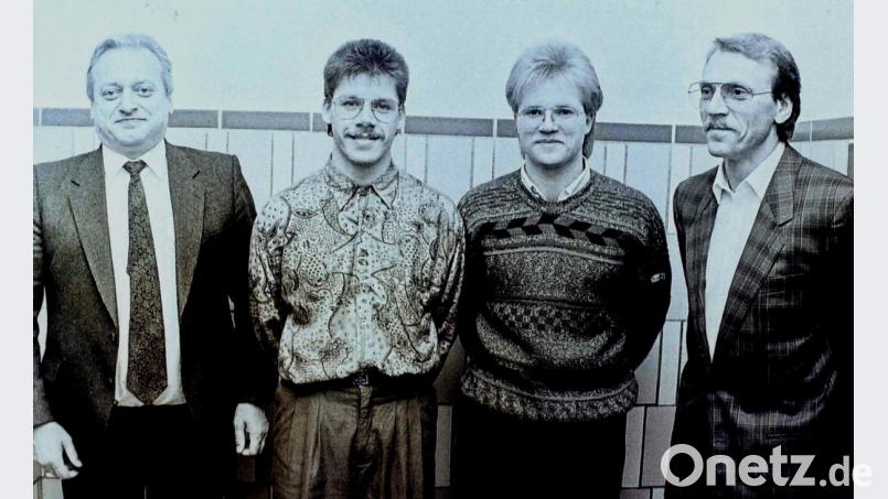 Nach seiner aktiven Zeit war Gerd Spies (rechts) von 1988 bis 1990 Trainer beim FC Schwandorf. Das Bild zeigt ihn mit dem damaligen Spartenleiter Felix Hierstetter (links) und den beiden Neuzugängen Dieter Vogl (Zweiter von links) und Jürgen Schönfelder (Zweiter von rechts). Bild: Hirsch