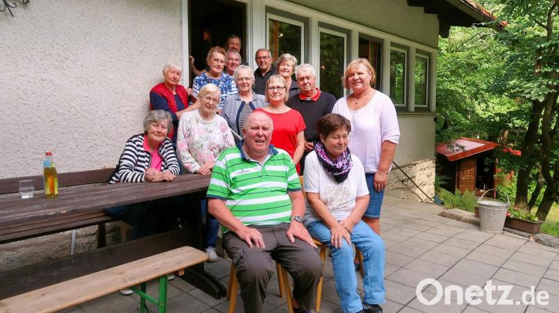 Auch zahlreiche Freizeitaktivitäten stehen bei der Selbsthilfegruppe der Schlaganfallbetroffenen und Aphasiker im Landkreis Tirschenreuth im Terminkalender. Vorsitzender und Sprecher Dieter Niewolik (stehend, Zweiter von rechts) freute sich mit den Mitgliedern nun über einen gelungenen Nachmittag im „Eisenbahnerhaus“ auf der Bärnhöhe und dankte Brigitte Kreil (stehend rechts) sowie ESV-Helfern für die umfangreichen Vorbereitungen und die Durchführung des Treffens. Bild: bsc