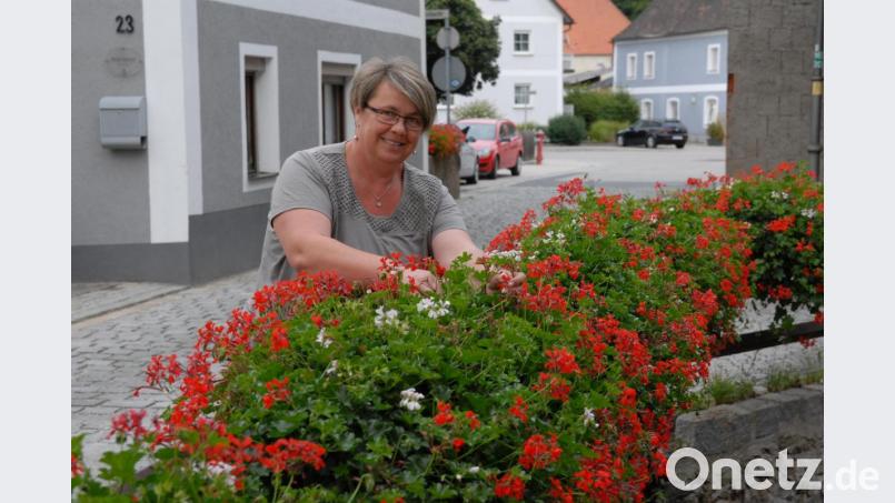 Rita Geitner kümmert sich an der Lauterachbrücke an der Hauptstraße um den Blumenschmuck. Zusätzlich betreut sie noch die kleine Schlocht-Brücke. Bild: pop