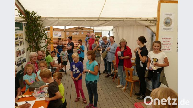 Freudestrahlend nahmen die Kinder ihre Fahrchips und Pokale entgegen. Bild: rwo