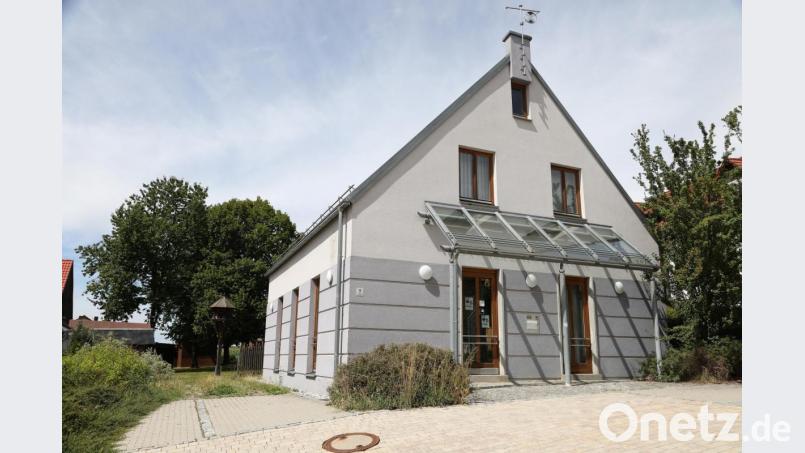 Die Gemeinde Gleiritsch hat das ehemalige Bankgebäude mit Garten in der Ortsmitte erworben. Im Rahmen einer einfachen Dorferneuerung soll es in ein Café umgenutzt werden. Bild: akp