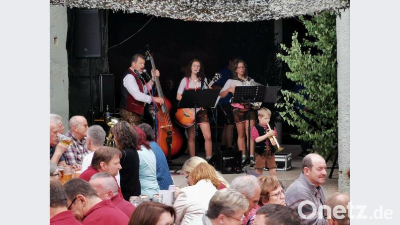 Das Trio &quot;die Z´s&quot; sorgten für tolle Stimmung und Nachwuchsmusiker Josef Novak machte auf sich aufmerksam. Bild: gz
