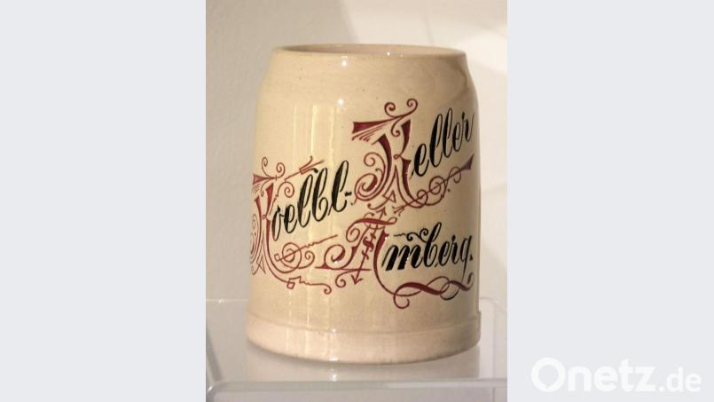 Nach einem langen Arbeitstag ließ man den Feierabend bei einem Bier ausklingen. Die Ausstellung präsentiert die historischen Bierkrüge der zahlreichen Brauereien. Bild: Stadtmuseum Amberg