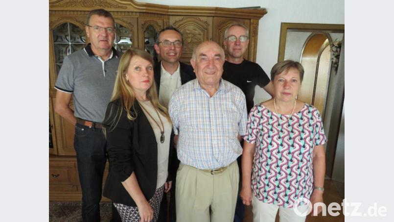 Im Kreise seiner Familie feiert Hubert Winter vorne Mitte) seinen 85. Geburtstag. Bürgermeister Konrad Adam (hinten Mitte) überbringtdie Glückwünsche der Kommune. Bild: adj