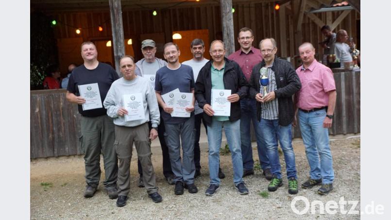 Anton Zembsch (von links), Hans Stahl, Peter Hößl, Reiner Reichenberger, Günther Thätz, Manfred Veigl, Martin Schmid, Otto Veigl und Ludwig Melzner erhielten Auszeichnungen. Bild: bkr