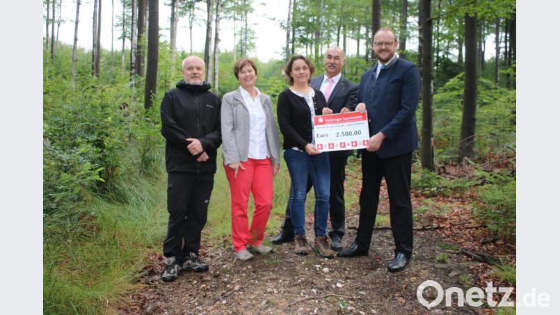 Landes- und Bundesvorsitzender des Vereins für Landespflege und Artenschutz Johannes Bradtka (von links) , Schriftführerin Rosa Bradtka, Naturschutzfachkraft und Projekteiterin Michaela Domeyer, Sparkassenvorstand Josef Pflaum und Landrat Andreas Meier hoffen auf eine erfolgreiche Wiederansiedlung des Habichtskauzes. Bild: sne