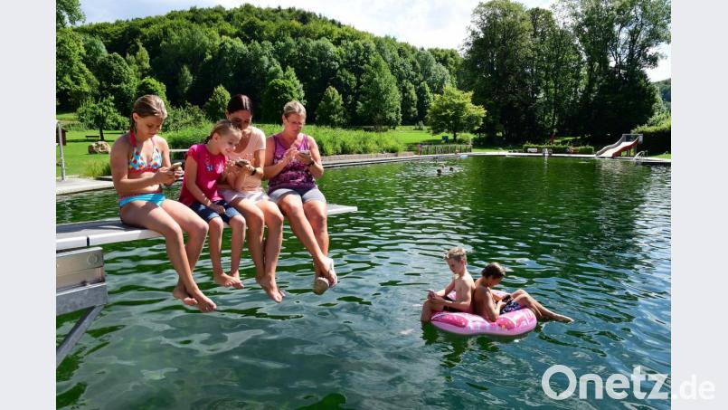 Das sind die Kleinen und Großen dabei: Im Naturbad Königstein lässt es sich im Sommer wunderbar aushalten. Bild: Petra Hartl