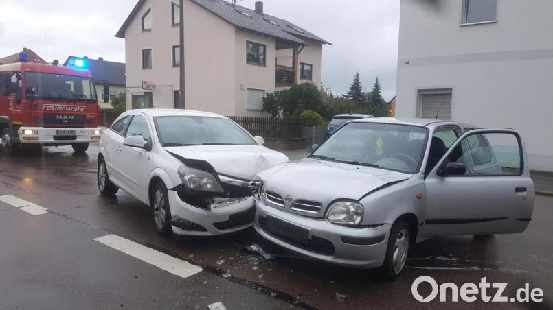 Beim Abbiegen übersah der Fahrer des Nissan (rechts) eine aus Richtung Schwarzenfeld kommende Opel-Fahrerin. Bild: Hirsch