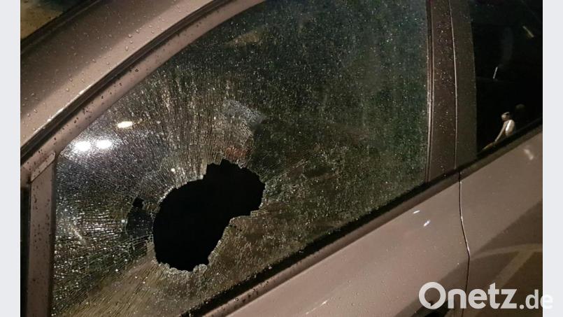 Bei Ausschreitungen mitten in Regensburg gingen einige Autoscheiben zu Bruch. Bild: Alexander Auer