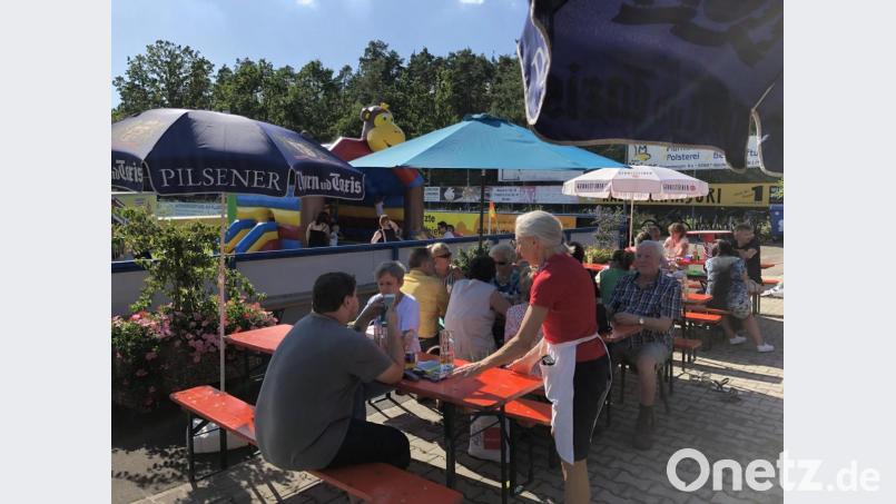 Gemütlicher Plausch beim Familienfest. Bild: fsb