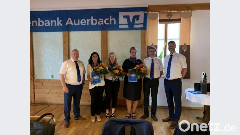 Ehrungen für langjährige Betriebszugehörigkeit. Von links: Vorstands Frank-E. Kirchhof, Gabriele Kraus, Rebecca Rubenbauer, Karin Schwemmer (alle zehn Jahre), Jürgen Wurzer (Thansüß) 40 Jahre, Michael Sommer. Bild: bk