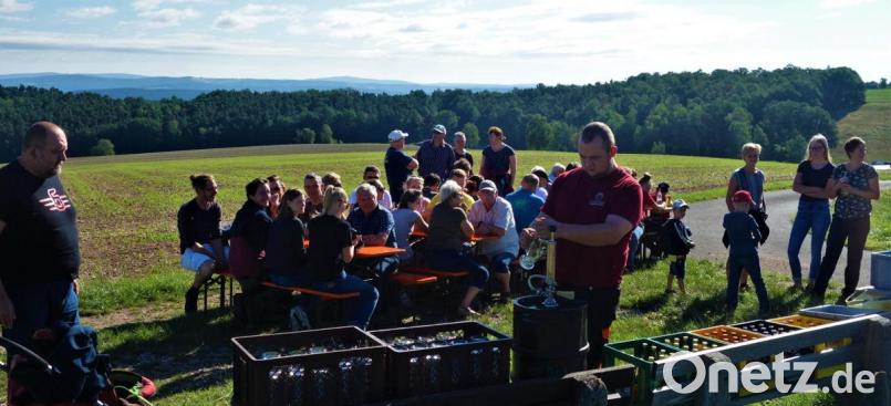 Picknick mit Fernblick. Die Hannersgrüner Feuerwehr hat die dritte Panoramawanderung veranstaltet. Kühle Getränke sind bei sommerlicher Wärme hochwillkommen. Bild: jml