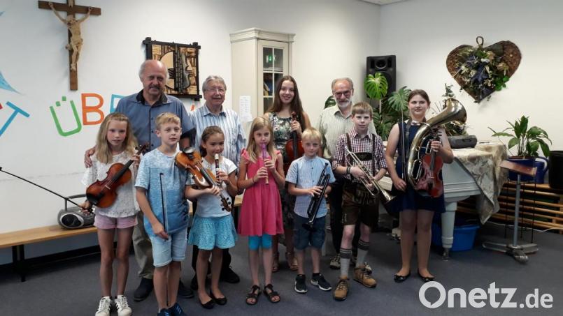 Großartiges Können zeigen die Schüler von Josef Kadlec (hinten, links) beim Vortragsabend im Neustädter Musikschulgebäude. Holzblas-, Blechblas- und Saiteninstrumente sind vertreten. Bild: kwl