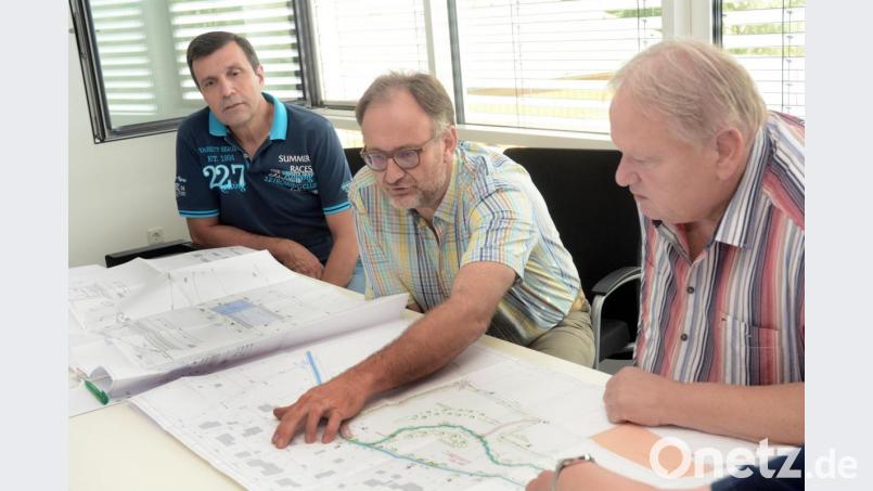 Der Krebsbach wird in Teilen renaturiert. Hans-Joachim Forster von der Liegenschaftsverwaltung, Günter Schwab vom Planungsbüro Zwick Ingenieure und Stadtwerke-Vorstand Johann Riedl (von links) erläutern das Millionenprojekt. Bild: Gabi Schönberger