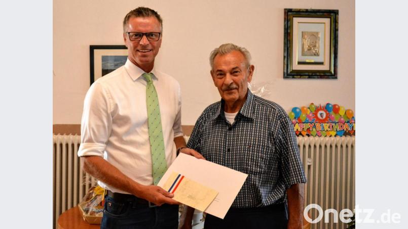 Bürgermeister Hermann Falk (links) gratuliert Josef Kustner zum 80. Geburtstag und übermittelte die Glückwünsche der Stadt Hirschau. Bild: fdl