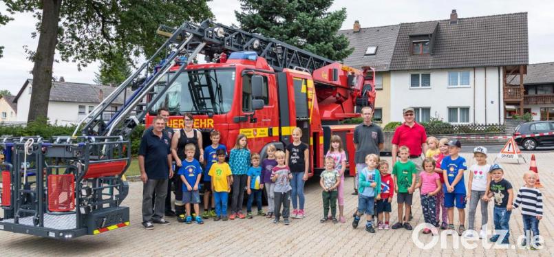 Einen Nachmittag voller Aktivitäten und Überraschungen erlebten rund 35 Kinder, die am Samstag in den Feuerwehrhof gekommen waren. Der stellv. Vorsitzende FFW-Vorsitzende Thomas Maier (hinten r.) und sein Helferteam hatten ein tolles Programm vorbereitet. Mit im Bild v. l.: Vorsitzender Michael Schuminetz, stellv. Kommandant Claus Meyer, Betreuerin Marina Schlaffer und Patrick Künzel. Bild: u