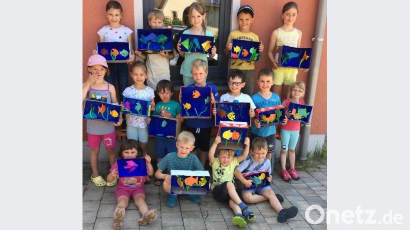 Kinderbasteln beim Dorffest - stolz präsentierten die Mädchen und Buben ihre Kunstwerke Bild: fvo