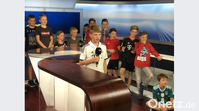 Die Kinder versuchen sich bei OTV als Moderatoren. Bild: exb