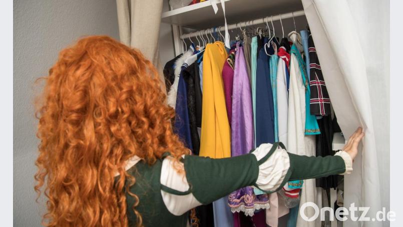 Laut Greenpeace verstecken sich in jedem Kleiderschrank etwa 20 Teile, die nie getragen werden. Sie sollen ein neues Leben bei der Tauschbörse der Malteser an diesem Samstag bekommen. Bild: Gollnow/dpa