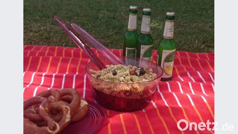 Guten Appetit! Ein bunter Nudelsalat ist ein Muss bei jedem Picknick. Bild: pkec