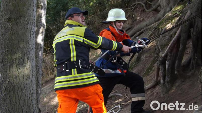 Absichern der Feuerwehrleute - so viele Kleinigkeiten sind zu beachten. Bild: trj