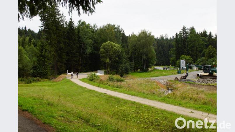 Derzeit nutzen die Radfahrer die neue Forellenbachbrücke. Erst nach dem Ausbau der Staatsstraße 2159 fließt hier der motorisierte Verkehr und die Radler weichen auf die noch bestehende Staatsstraße aus. Bild: mmj