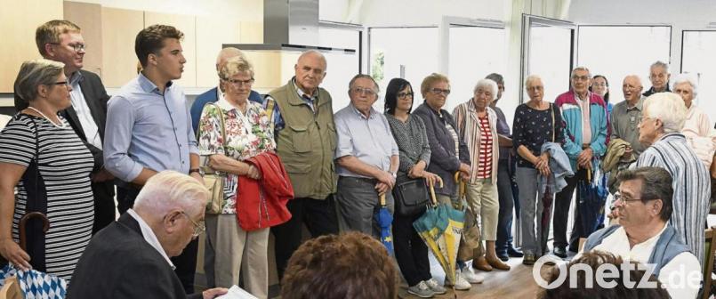 Mit (von links) Birgit Wittmann (Vorsitzende CSU Sebastian), OB Michael Cerny und Tobias Konrad (Vorsitzender CSU Gailoh) waren viele Besucher ins neue Seniorenzentrum an der Brentanostraße gekommen. Bild: Petra Hartl