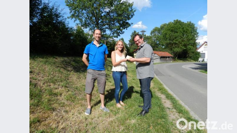 Marius Meier und Diana Biersack von der Katholischen Landjugendbewegung Vorbach (von links) freuen sich über die 200-Euro-Spende der CSU, die ihnen Alexander Goller übergibt. Bild: hai