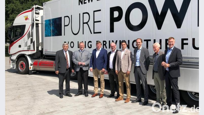 Die Expertenrunde vor einem Truck mit LNG-Antrieb. Das Bild zeigt von links: Karl Holmeier, Andreas Feller, Stefan Ziegert, Günther Kreuzhuber, Michael Sattler, Dr. Hendrik Haßheider, Manfred Kuchlmayr und Peter Meyer. Bild: Hirsch