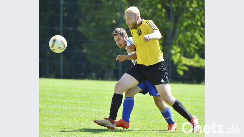 Laufduelle werden in der zweiten Halbzeit immer seltener, so die Erfahrung bei den bisherigen Spielen. Hier ein enger Zweikampf zwischen Max Strobel vom SV Etzelwang II (rechts) und dem Kastler Maximilian Schuller (hinten). Bild: Ziegler