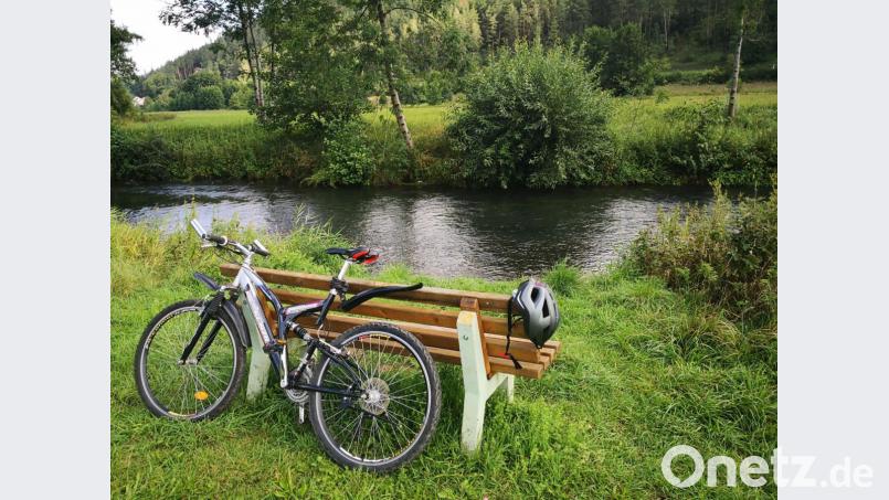 An der Lauterach lädt eine Bank zur Rast ein. Bild: phol