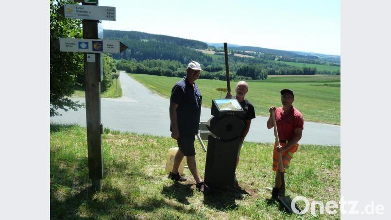 Vor der Jakobikirche in Fuchsberg haben die Teunzer Gemeindearbeiter schon Ende Juli ein Natur-Navi aufgestellt. Auch Kirchenpfleger Ulrich Wohlgemuth (Mitte) war vor Ort. Bild: Portner