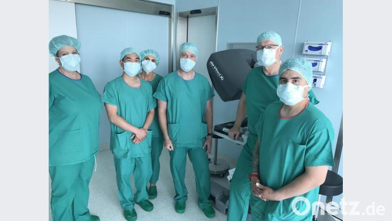 Gut geschützt erhält der neue Kommandeur der Health Clinic, LTC Avery J. Carney (Dritter von rechts), mit seinem Team eine Führung durch das Klinikum Weiden. Dort stellte Dr. Karl-Heinz Dietl (Zweiter von rechtgs) unter anderem den OP-Roboter „da Vinci“ vor. Bild: exb