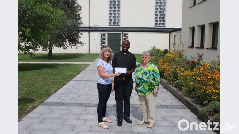 Anita Heßler (links) und Maria Zitzmann geben Pfarrer Gilbert Mburu Kabiru eine Spende von 500 Euro mit auf den Weg. Bild: sne