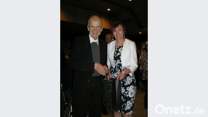 Bürgermeisterin Rita Skalova aus der tschechischen Partnergemeinde Skalná dankte Pfarrer Hans Riedl mir einem Präsent für die gute grenzübergreifende Zusammenarbeit bei der Kirchenrenovierung. Bild: öt