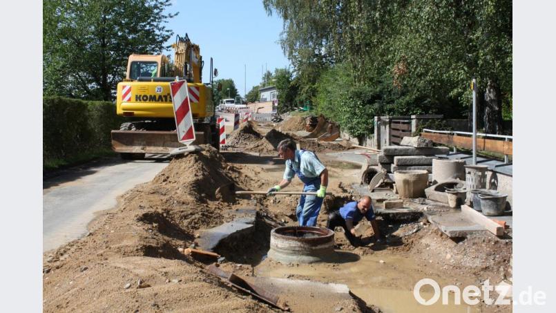 In der Zufahrtsstraße zum Ortenburg-Gymnasium wird die Ferienzeit für Kanalbaumaßnahmen un die Verlegung von Stromleitungen genutzt. Bild: lg