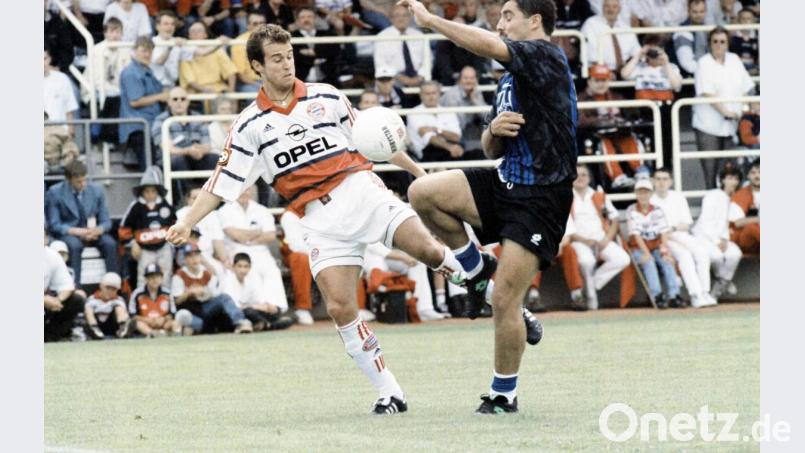 Ausgezaubert: Mehmet Scholl im Zweikampf. Bild: Büttner, Gerhard