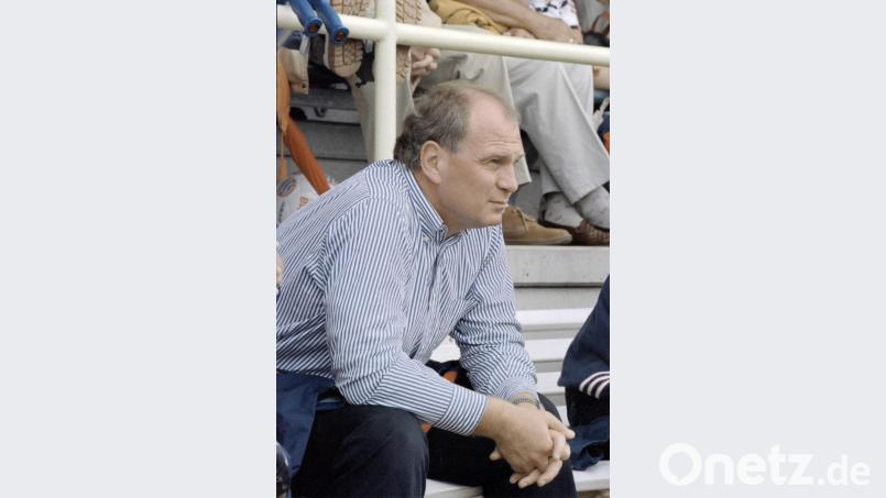 Uli Hoeneß kann nicht gefallen, was seine Bayern in Weiden bieten. Bild: Büttner, Gerhard