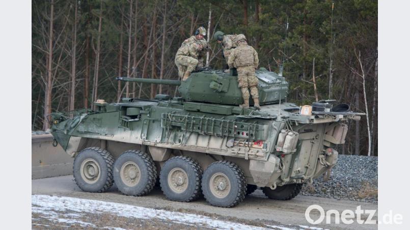 Soldaten der US-Armee stehen auf dem Truppenübungsplatz Grafenwöhr auf einem neuen Panzer. Bild: Armin Weigel